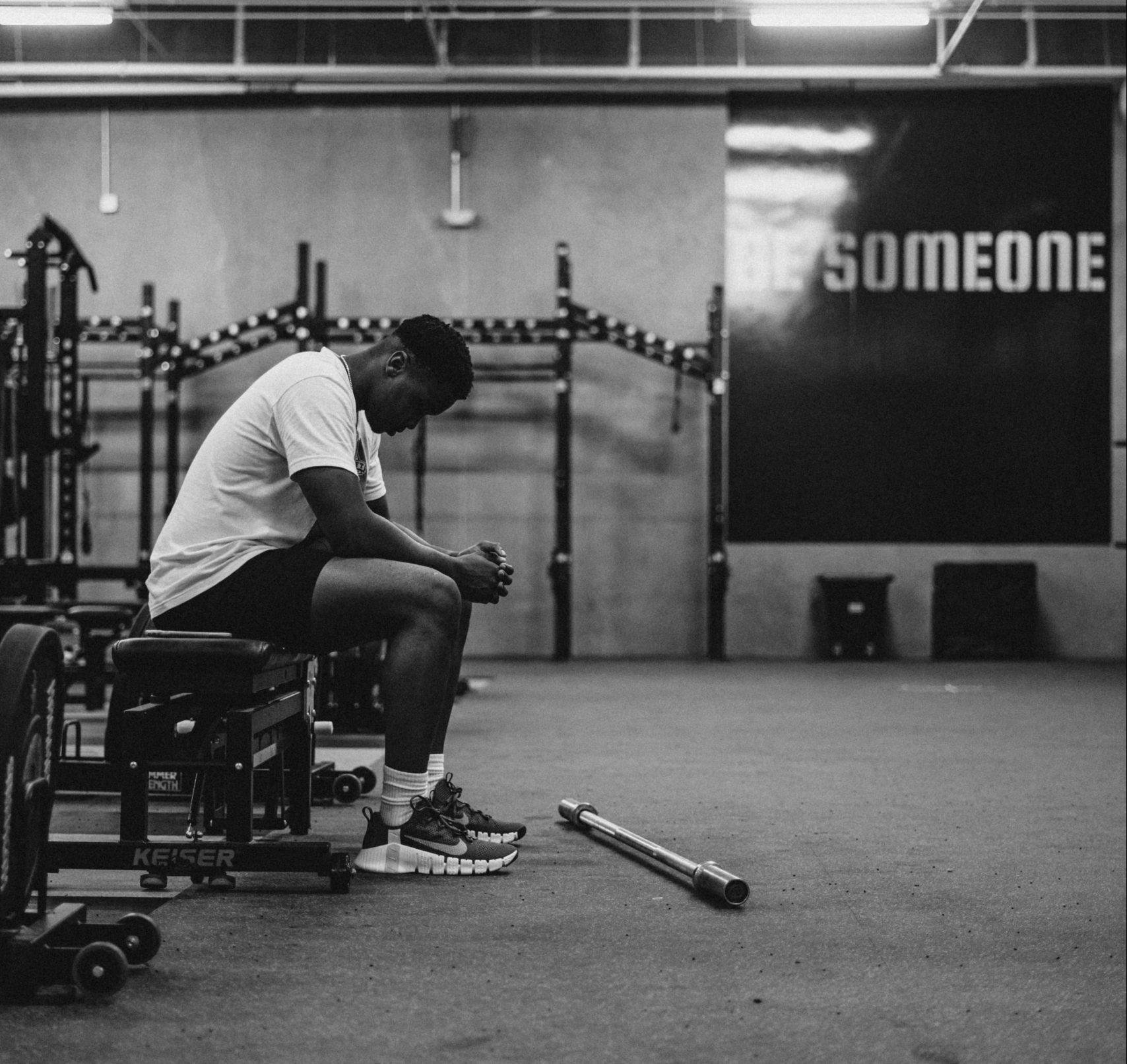 man resting in between sets at the gym