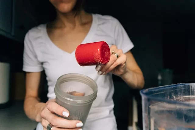 how much protein do you need when cutting - woman making protein shake